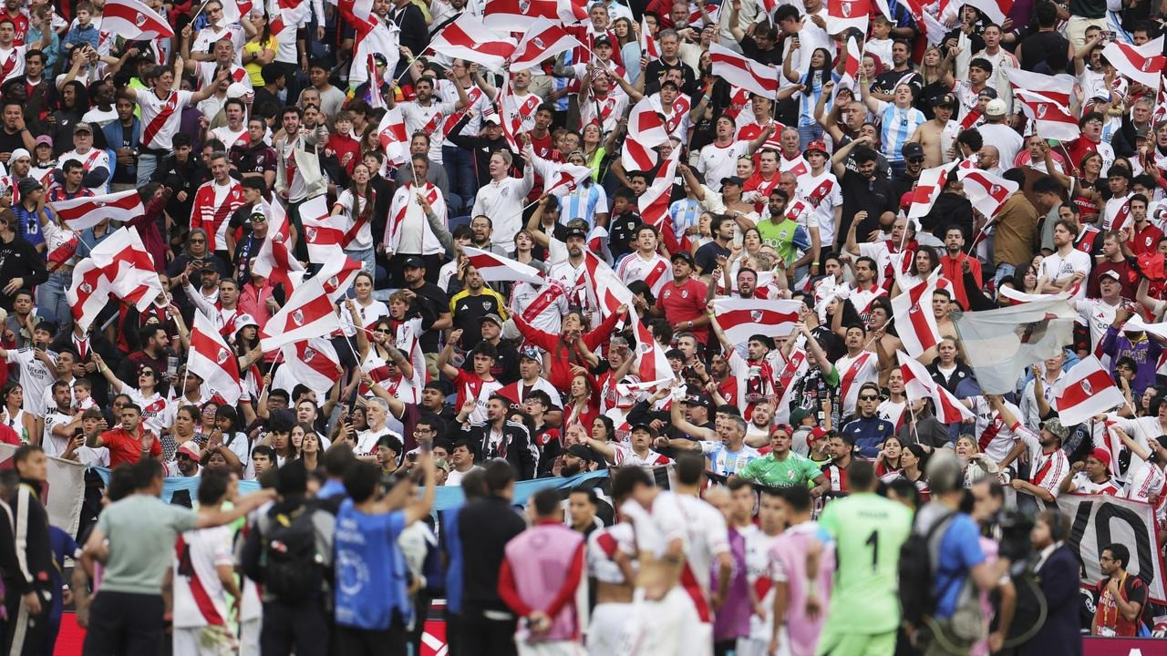 Người hâm mộ River Plate và Boca Juniors tạo nên màu sắc và bầu không khí sôi động cho Club World Cup 2025.