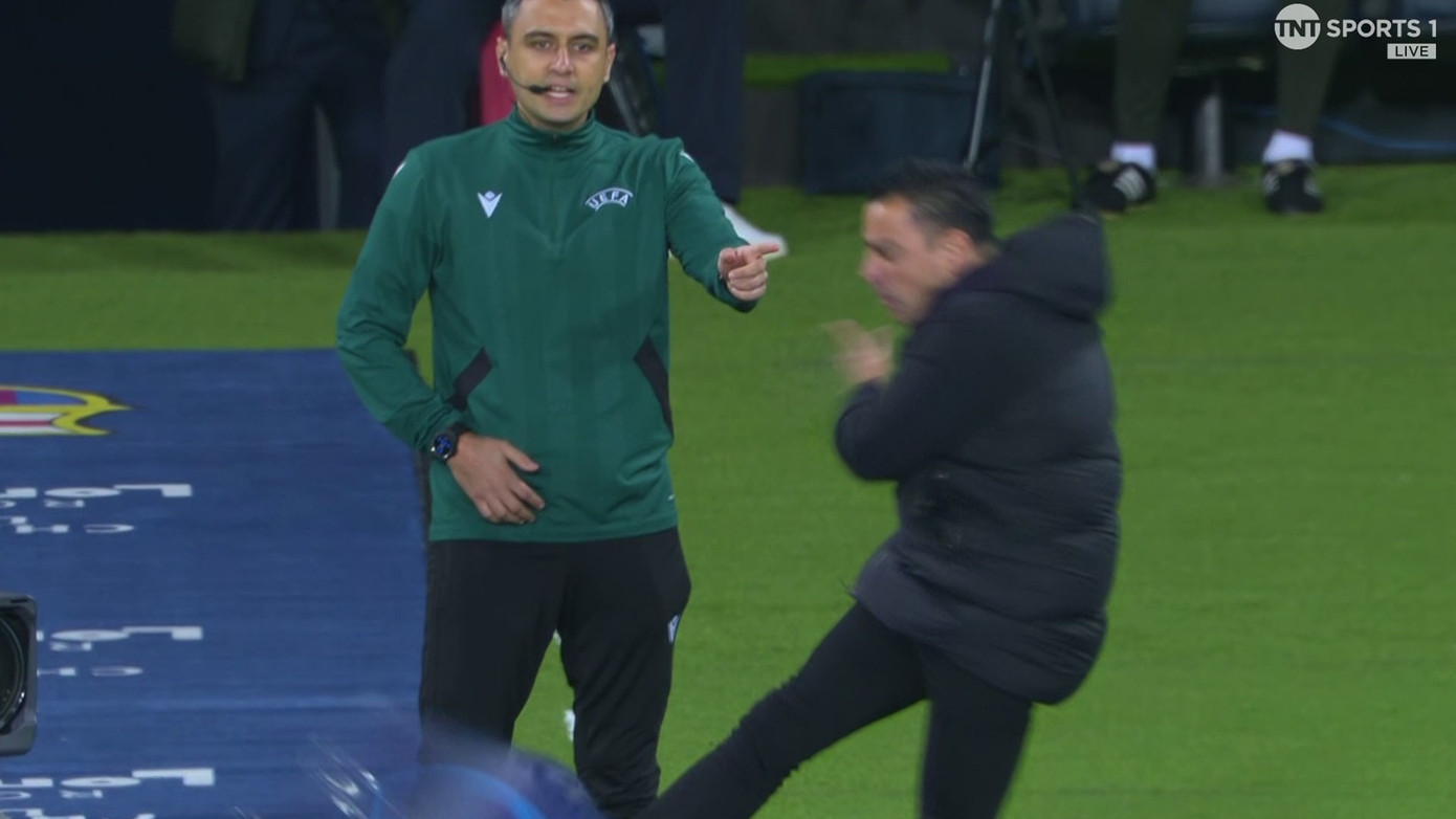 Phản ứng nóng nảy của Xavi khiến ông nhận thẻ đỏ. Phản ứng nóng nảy của Xavi khiến ông nhận thẻ đỏ.