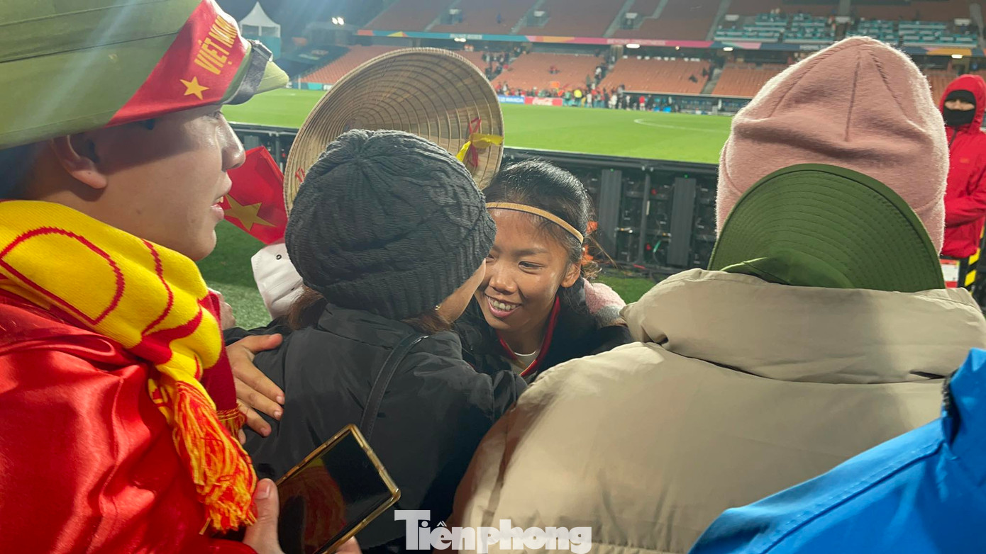 Huỳnh Như sung sướng nhận chiếc nón lá Việt Nam từ mẹ. (Ảnh: Tuyền Văn Hóa) Huỳnh Như sung sướng nhận chiếc nón lá Việt Nam từ mẹ. (Ảnh: Tuyền Văn Hóa)