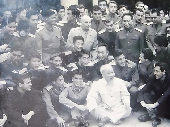 Bác Hồ cùng Đội bóng đá Thể Công tại Giải bóng đá Hữu nghị Quân đội các nước XHCN (SKDA) năm 1960. (Ảnh tư liệu) Bác Hồ cùng Đội bóng đá Thể Công tại Giải bóng đá Hữu nghị Quân đội các nước XHCN (SKDA) năm 1960. (Ảnh tư liệu)