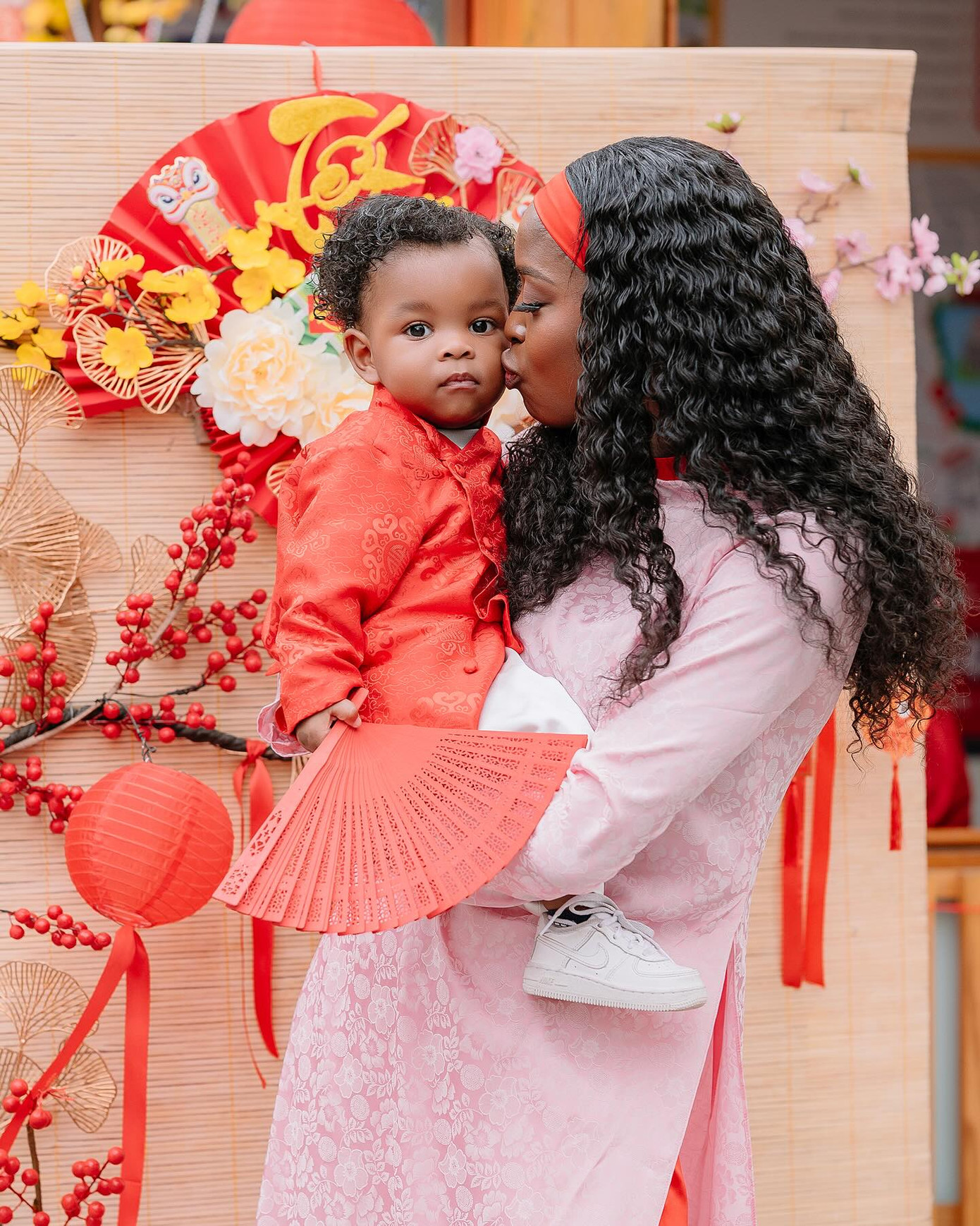 Gia đình nhỏ của Jason Pendant Quang Vinh rực rỡ trong tà áo dài Việt Nam.