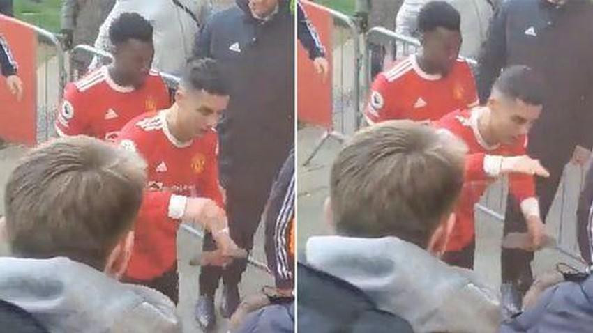 Ronaldo đập điện thoại của Jacob Harding tại Goodison Park. Ronaldo đập điện thoại của Jacob Harding tại Goodison Park.