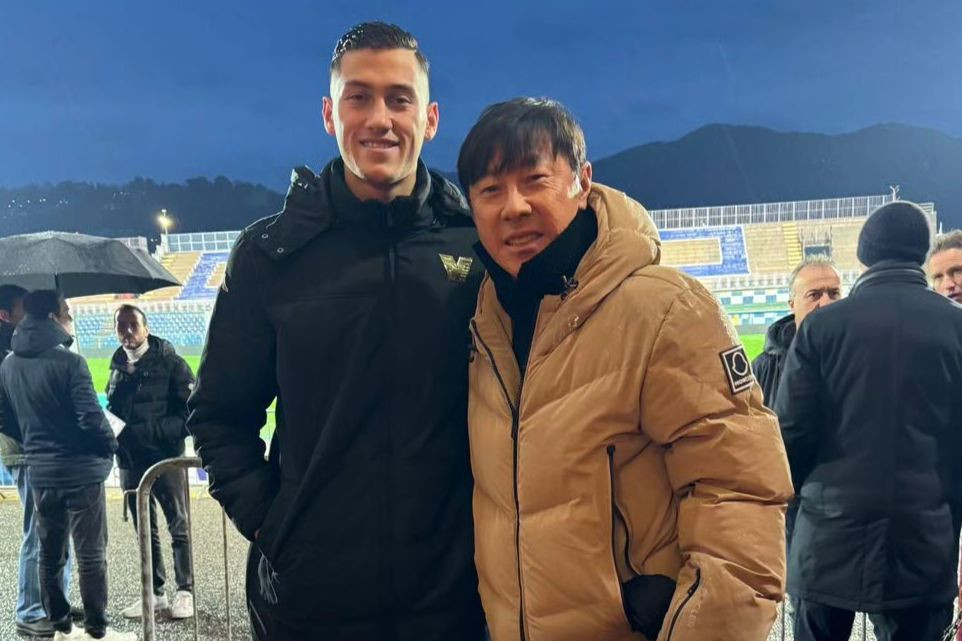 HLV Shin Tae-yong của ĐT Indonesia chụp ảnh cùng hậu vệ Jay Idzes.