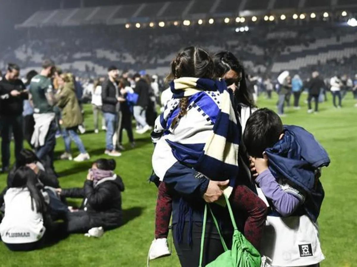 Khung cảnh hỗn loạn ở sân Juan Carmelo Zerillo. (Ảnh: TNT Sports) Khung cảnh hỗn loạn ở sân Juan Carmelo Zerillo. (Ảnh: TNT Sports)