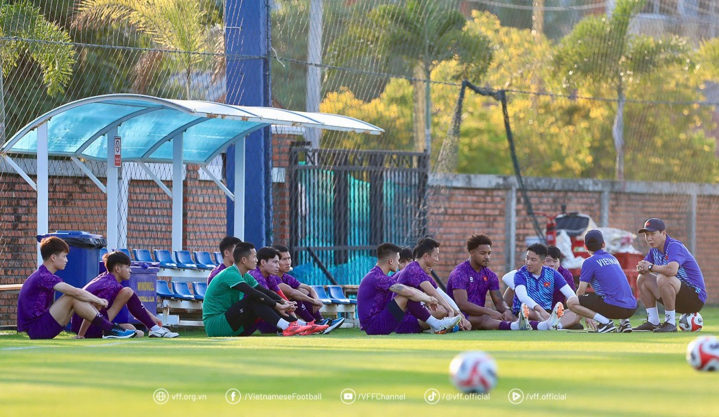 Ngay trên sân tập, HLV Kim Sang-sik có cuộc trao đổi với những cầu thủ thi đấu ở trận chung kết lượt đi. Ngay trên sân tập, HLV Kim Sang-sik có cuộc trao đổi với những cầu thủ thi đấu ở trận chung kết lượt đi.