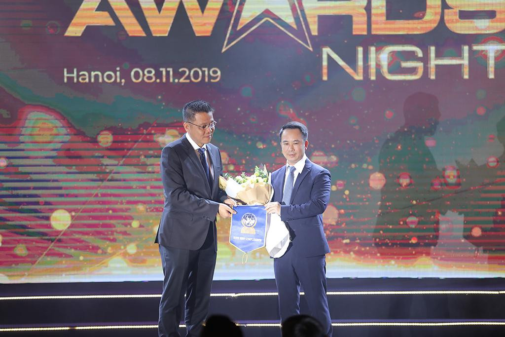 Ông Nguyễn Trung Kiên muốn "tạo ra tiền từ bóng đá". Ông Nguyễn Trung Kiên muốn "tạo ra tiền từ bóng đá".