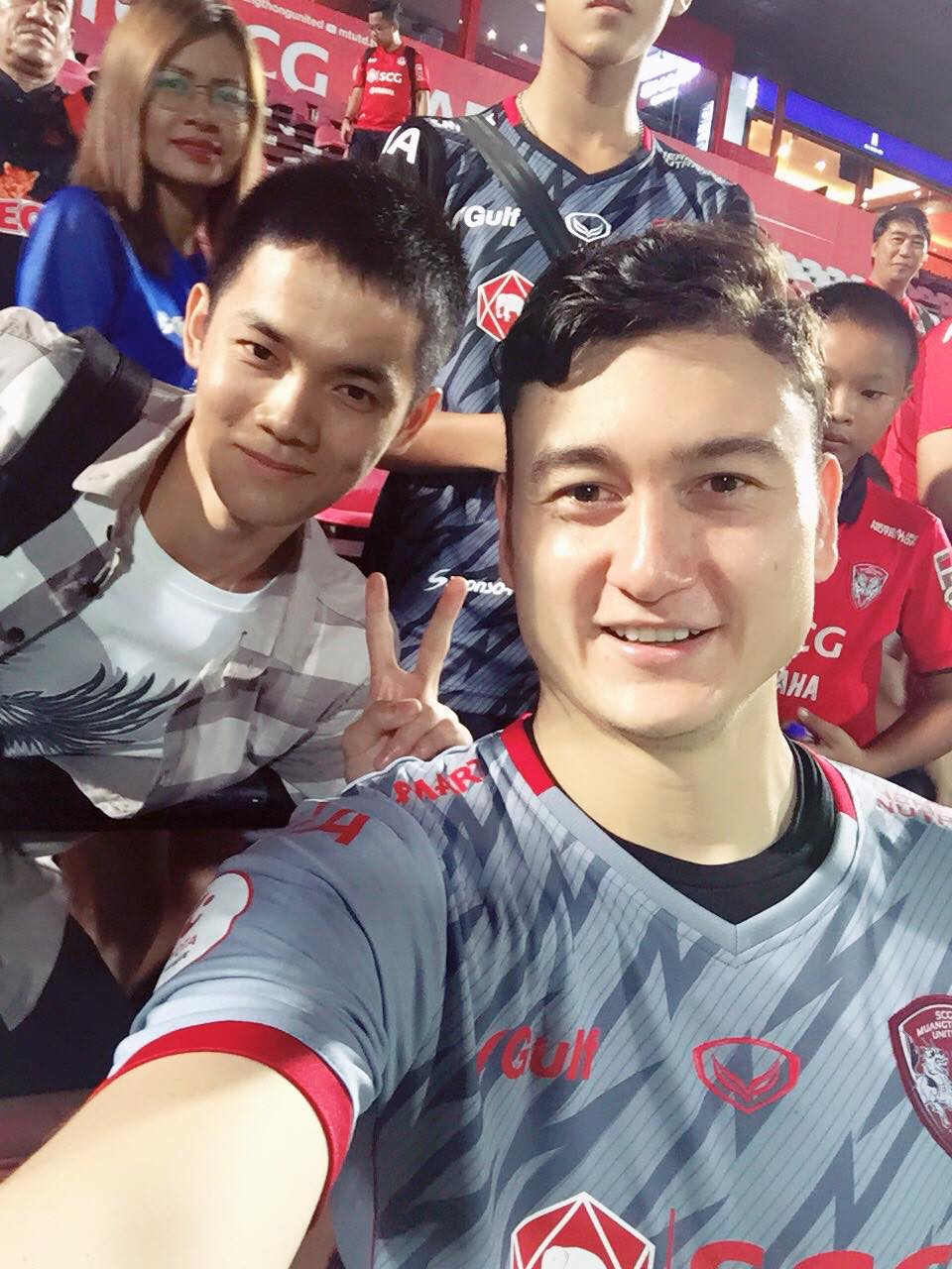 Phạm Giang chụp ảnh cùng HLV Park Hang-seo và các tuyển thủ Việt Nam. (Ảnh: Nhân vật cung cấp)