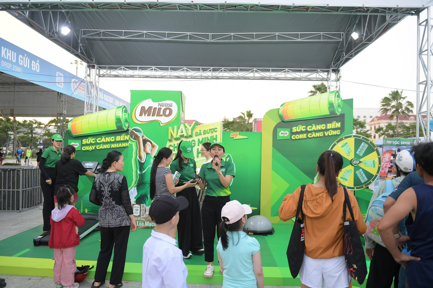 Quầy MILO “THỬ THÁCH SỨC BỀN” tại Tiền Phong Marathon 2024 thu hút nhiều du khách tới trải nghiệm.