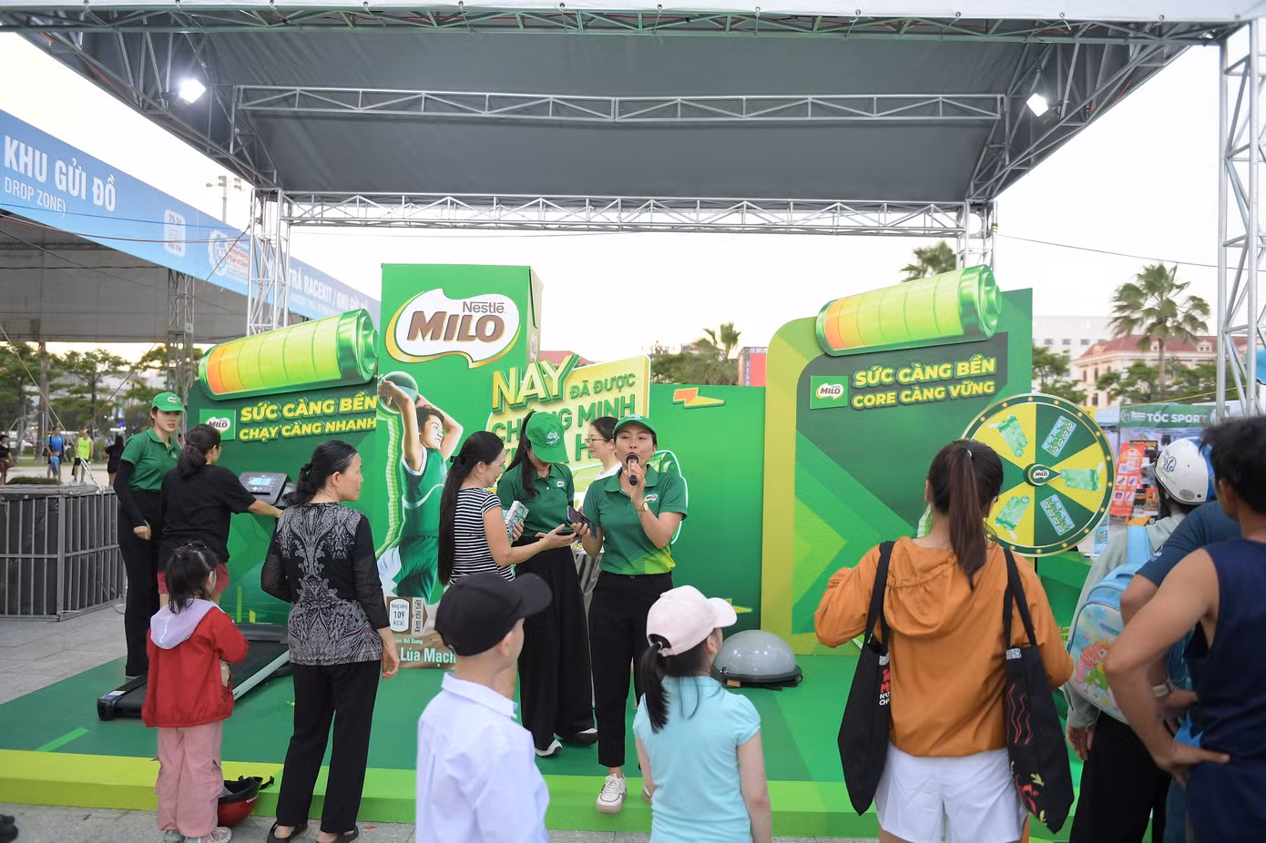 Quầy MILO “THỬ THÁCH SỨC BỀN” tại Tiền Phong Marathon 2024 thu hút nhiều du khách tới trải nghiệm.