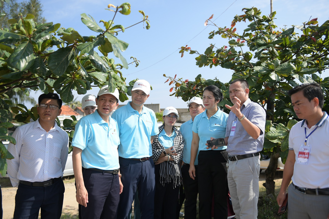 Hưởng ứng Tháng Thanh niên và Tiền Phong Marathon 2024, Agribank trao hai công trình Trạm quan trắc nước biển tự động tặng Tỉnh Đoàn Phú Yên.
