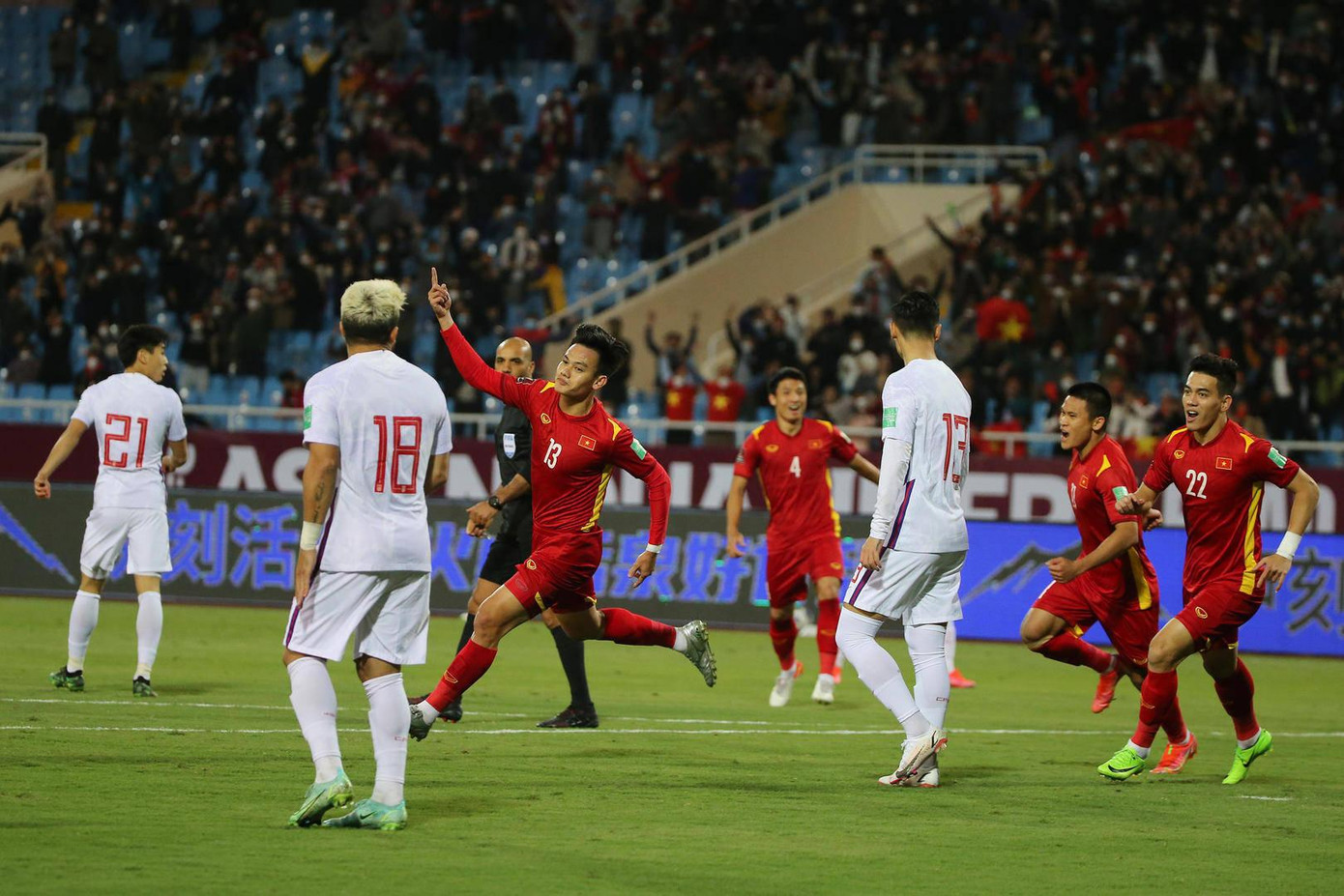 Tấn Tài trong khoảnh khắc ghi bàn mở tỷ số. (Ảnh: Sohu)