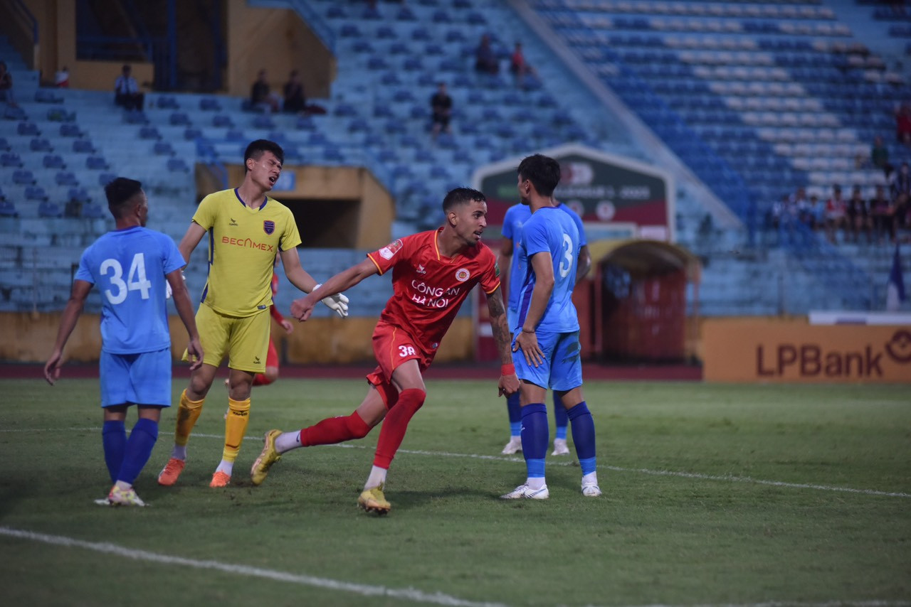 Cầu thủ đang thử việc Junior thuyết phục CLB bằng bàn thắng nâng tỷ số lên 2-0 đầu hiệp hai. (Ảnh: CLB CAHN) Cầu thủ đang thử việc Junior thuyết phục CLB bằng bàn thắng nâng tỷ số lên 2-0 đầu hiệp hai. (Ảnh: CLB CAHN)