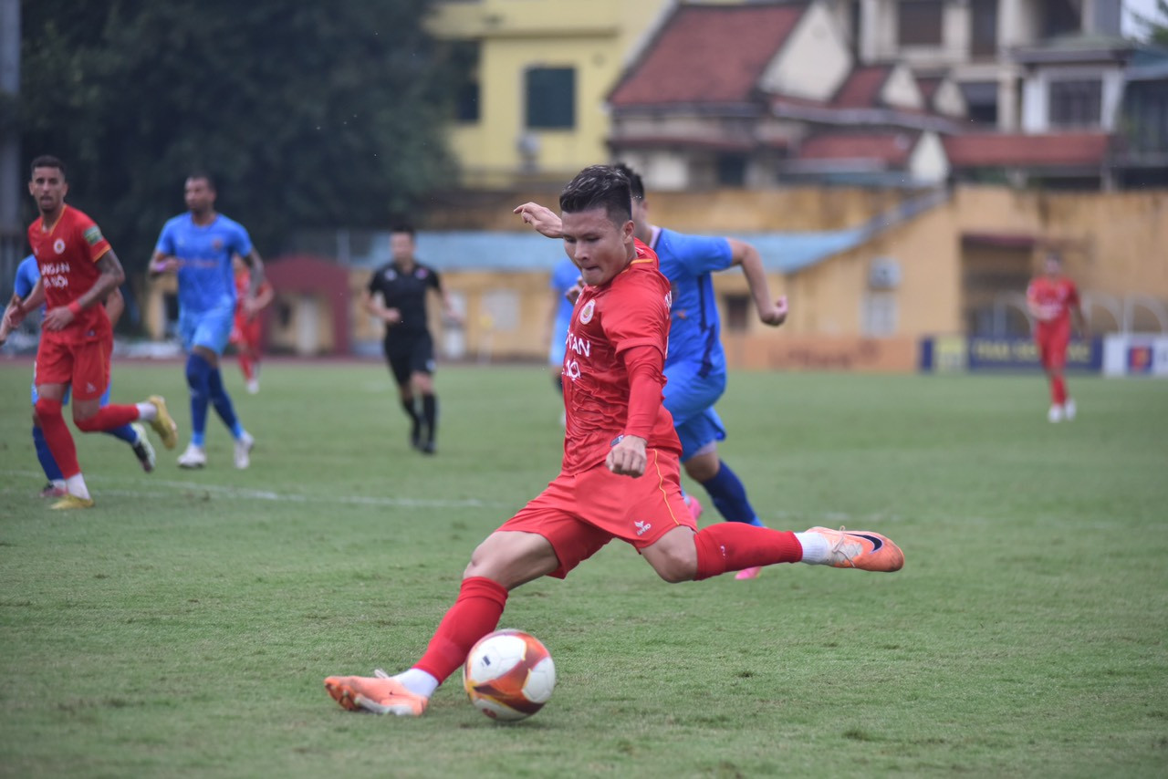 Quang Hải đã có một hiệp đấu đầy năng nổ, góp công lớn ở bàn mở tỷ số. (Ảnh: CLB CAHN) Quang Hải đã có một hiệp đấu đầy năng nổ, góp công lớn ở bàn mở tỷ số. (Ảnh: CLB CAHN)