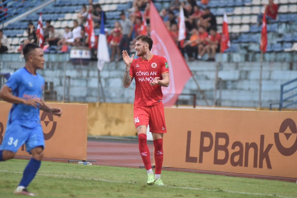 Tân binh là nhân tố quan trọng khác làm nên bàn thắng, với cú sút xa mang thương hiệu khiến thủ môn Bình Dương không thể bắt dính. (Ảnh: CLB CAHN) Tân binh là nhân tố quan trọng khác làm nên bàn thắng, với cú sút xa mang thương hiệu khiến thủ môn Bình Dương không thể bắt dính. (Ảnh: CLB CAHN)