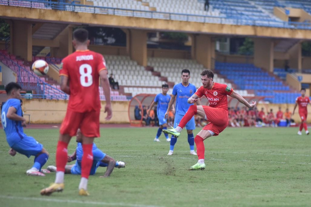 Tân binh là nhân tố quan trọng khác làm nên bàn thắng, với cú sút xa mang thương hiệu khiến thủ môn Bình Dương không thể bắt dính. (Ảnh: CLB CAHN) Tân binh là nhân tố quan trọng khác làm nên bàn thắng, với cú sút xa mang thương hiệu khiến thủ môn Bình Dương không thể bắt dính. (Ảnh: CLB CAHN)