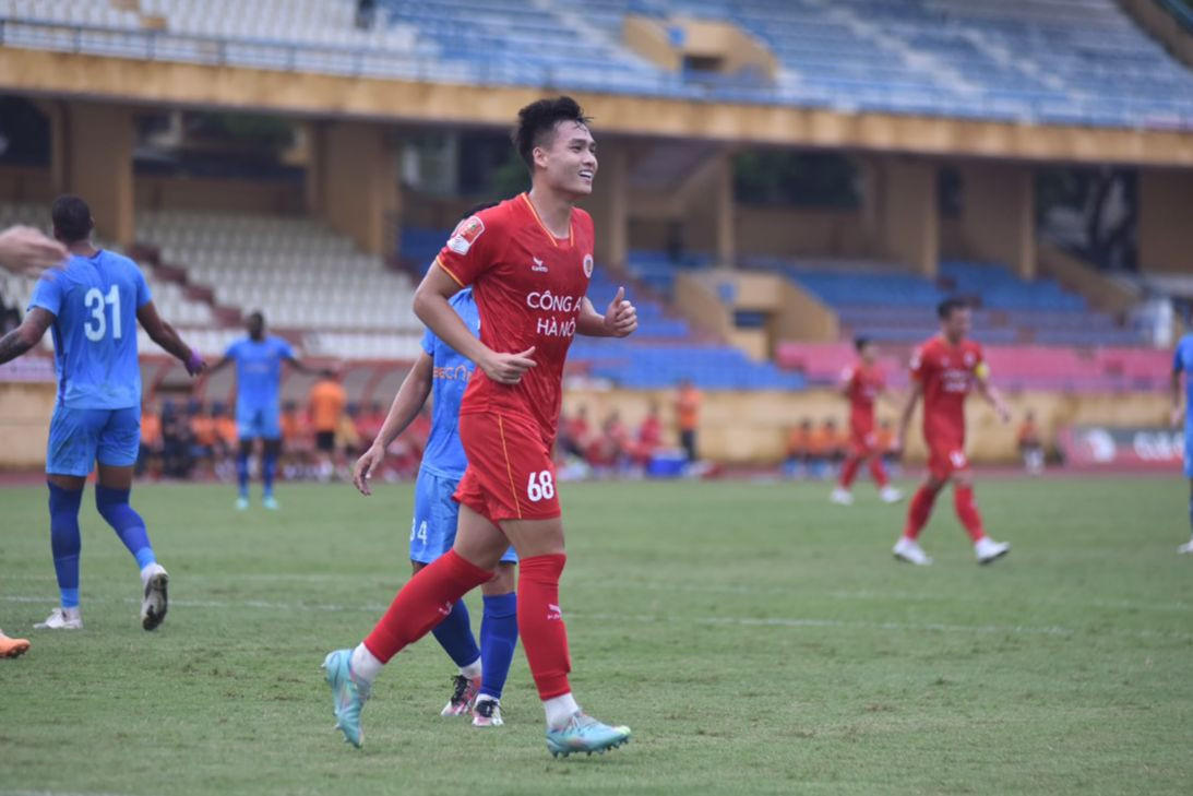 Trung vệ Bùi Hoàng Việt Anh cũng ghi dấu ấn ngay trong trận đấu khoác áo CAHN. (Ảnh: CLB CAHN) Trung vệ Bùi Hoàng Việt Anh cũng ghi dấu ấn ngay trong trận đấu khoác áo CAHN. (Ảnh: CLB CAHN)