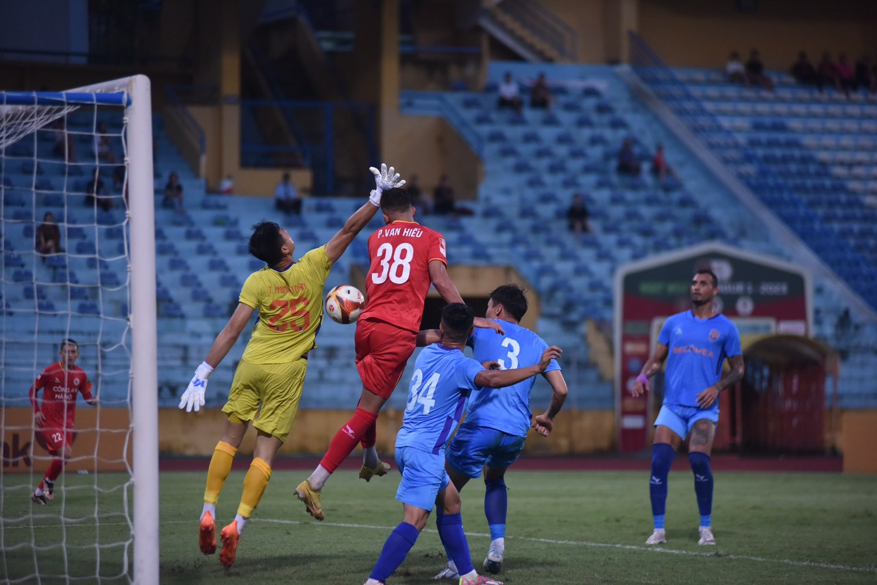 Cầu thủ đang thử việc Junior thuyết phục CLB bằng bàn thắng nâng tỷ số lên 2-0 đầu hiệp hai. (Ảnh: CLB CAHN) Cầu thủ đang thử việc Junior thuyết phục CLB bằng bàn thắng nâng tỷ số lên 2-0 đầu hiệp hai. (Ảnh: CLB CAHN)