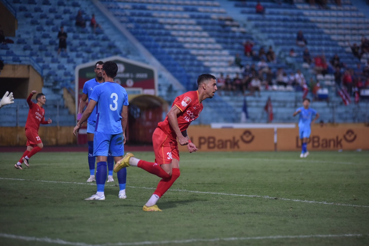 Cầu thủ đang thử việc Junior thuyết phục CLB bằng bàn thắng nâng tỷ số lên 2-0 đầu hiệp hai. (Ảnh: CLB CAHN) Cầu thủ đang thử việc Junior thuyết phục CLB bằng bàn thắng nâng tỷ số lên 2-0 đầu hiệp hai. (Ảnh: CLB CAHN)