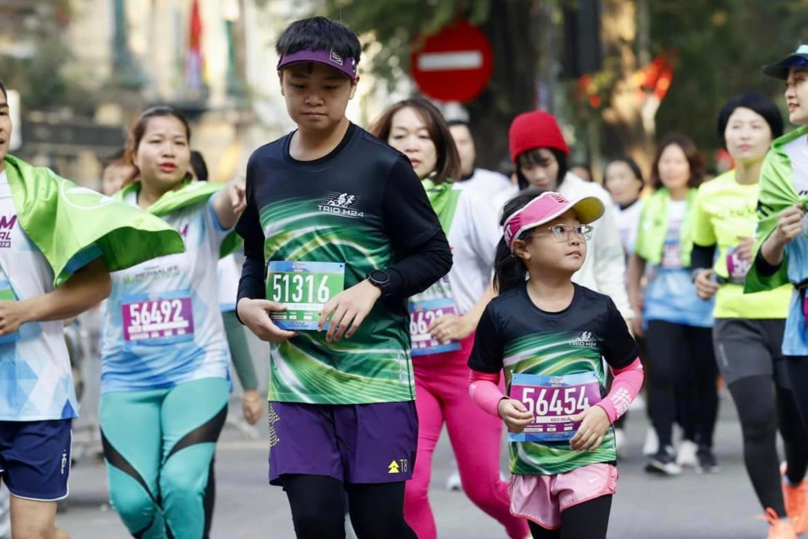 Bé Bạch Ngân Hà chạy cùng anh trai Bạch Khoa An.