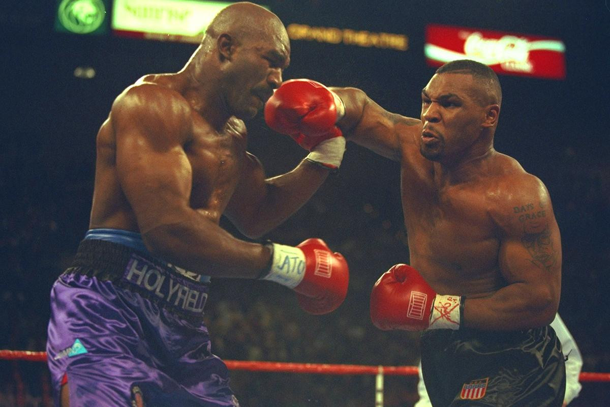 Mike Tyson và Evander Holyfield trong trận đấu ngày 28/06/1997 ở MGM Grand, Las Vegas. (Ảnh: Getty Images) Mike Tyson và Evander Holyfield trong trận đấu ngày 28/06/1997 ở MGM Grand, Las Vegas. (Ảnh: Getty Images)