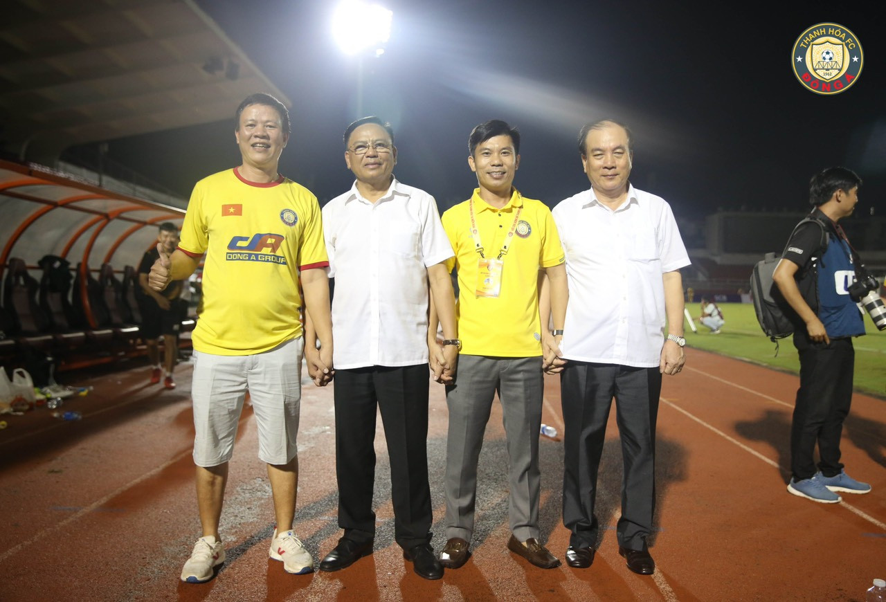 Chú Hoàn (ngoài cùng bên trái) chụp ảnh cùng các lãnh đạo CLB Đông Á Thanh Hóa.