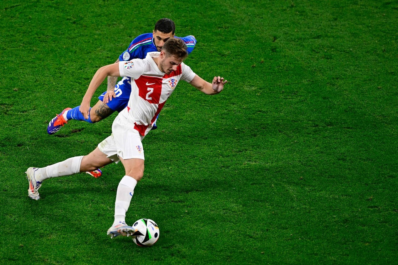 Josip Stanisic thì khác. Hậu vệ thuộc biên chế Bayern đã thi đấu hai trận ở vòng bảng trước khi Croatia bị loại. Tuy màn trình diễn không nổi bật, nhưng để mua cầu thủ thuộc biên chế Bayern vào thời điểm này, một CLB phải chi 28 triệu euro, thay vì 18 triệu như trước giải đấu. Mức tăng của Stanisic là 55,6%.