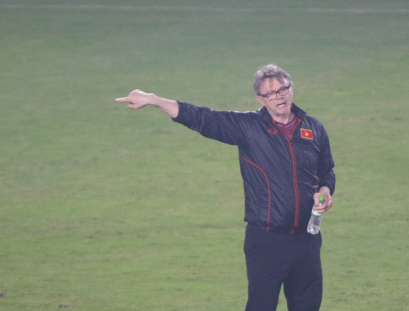 HLV Troussier không ngừng đưa ra các chỉ dẫn, cả cho Ban huấn luyện và các cầu thủ. (Ảnh: Hiếu Chelsea) HLV Troussier không ngừng đưa ra các chỉ dẫn, cả cho Ban huấn luyện và các cầu thủ. (Ảnh: Hiếu Chelsea)