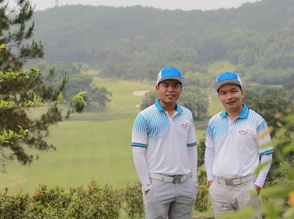 Nguyễn Vũ Quốc Anh và bố trên sân golf. Nguyễn Vũ Quốc Anh và bố trên sân golf.