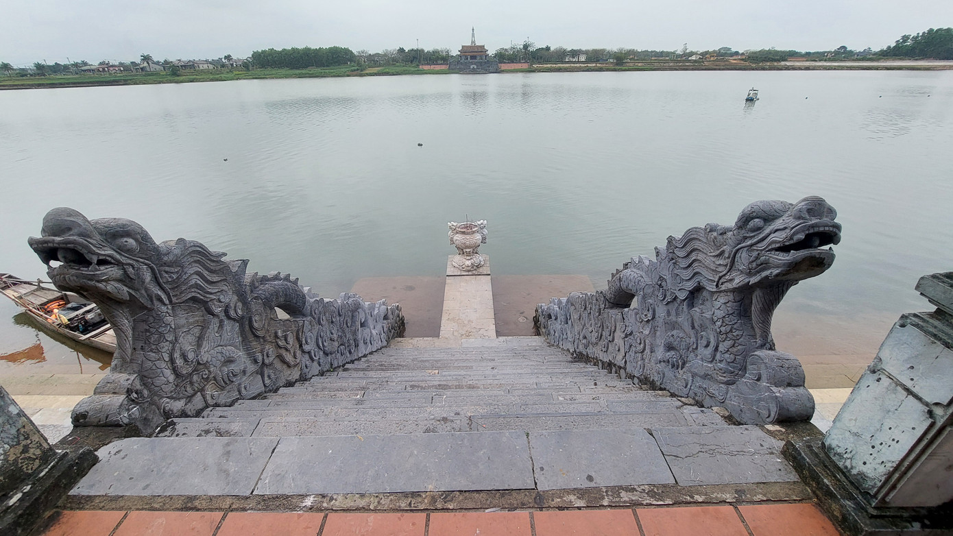 Từ bờ nam nhìn sang bờ bắc cũng là Nhà hành lễ và Bến thả hoa với đài tưởng niệm cao 29,7m cùng hàng phượng vĩ 81 cây tượng trưng cho cuộc chiến bảo vệ thành cổ 81 ngày đêm.