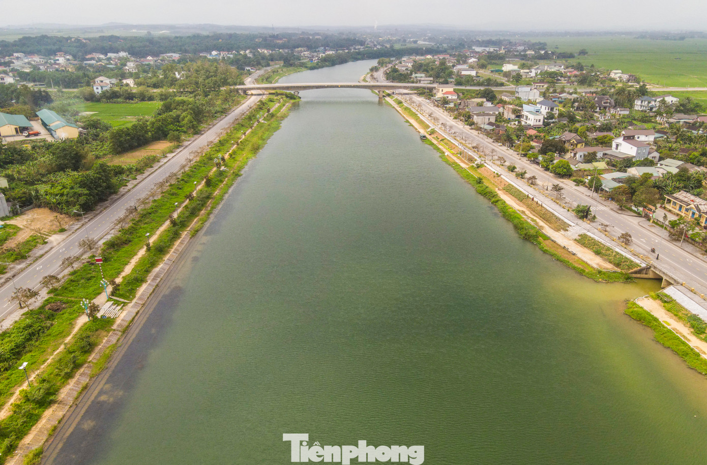 Ở bờ nam sông Hiếu còn có Cảng quân sự Đông Hà, được lập sau ngày giải phóng Đông Hà, trở thành một trong những nơi tập kết, giao nhận hàng của tuyến đường Hồ Chí Minh trên biển, trước khi vận chuyển vào phía Nam.