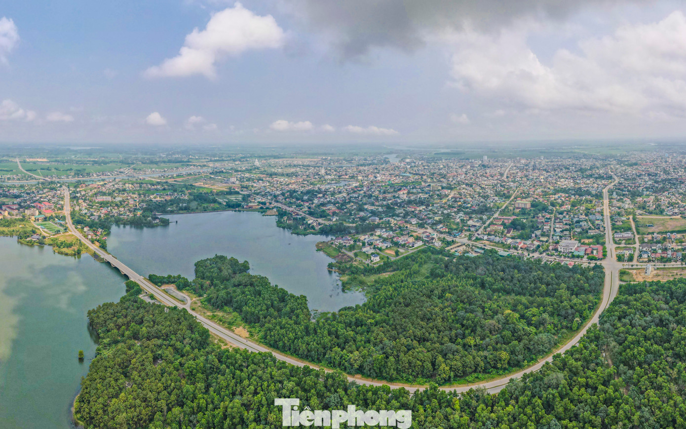 Điểm nhấn của cung đường chạy Tiền Phong Marathon 2025 chính là đường Lê Thánh Tông chạy qua hồ Khe Mây, nơi có khung cảnh vô cùng thơ mộng, với hồ nước mênh mông cùng cánh rừng thông bạt ngàn.