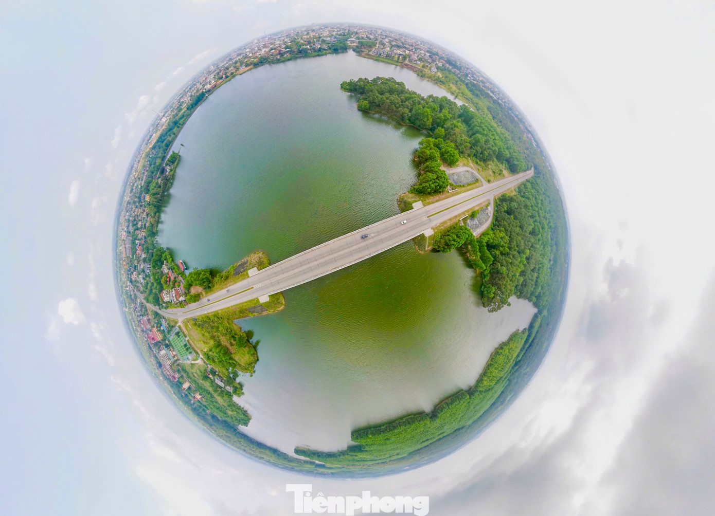 Hồ Khe Mây được ví là lá phổi của thành phố Đông Hà, đồng thời mang đến phút giây tĩnh lặng, yên bình, tránh xa cuộc sống ồn ào phố thị.