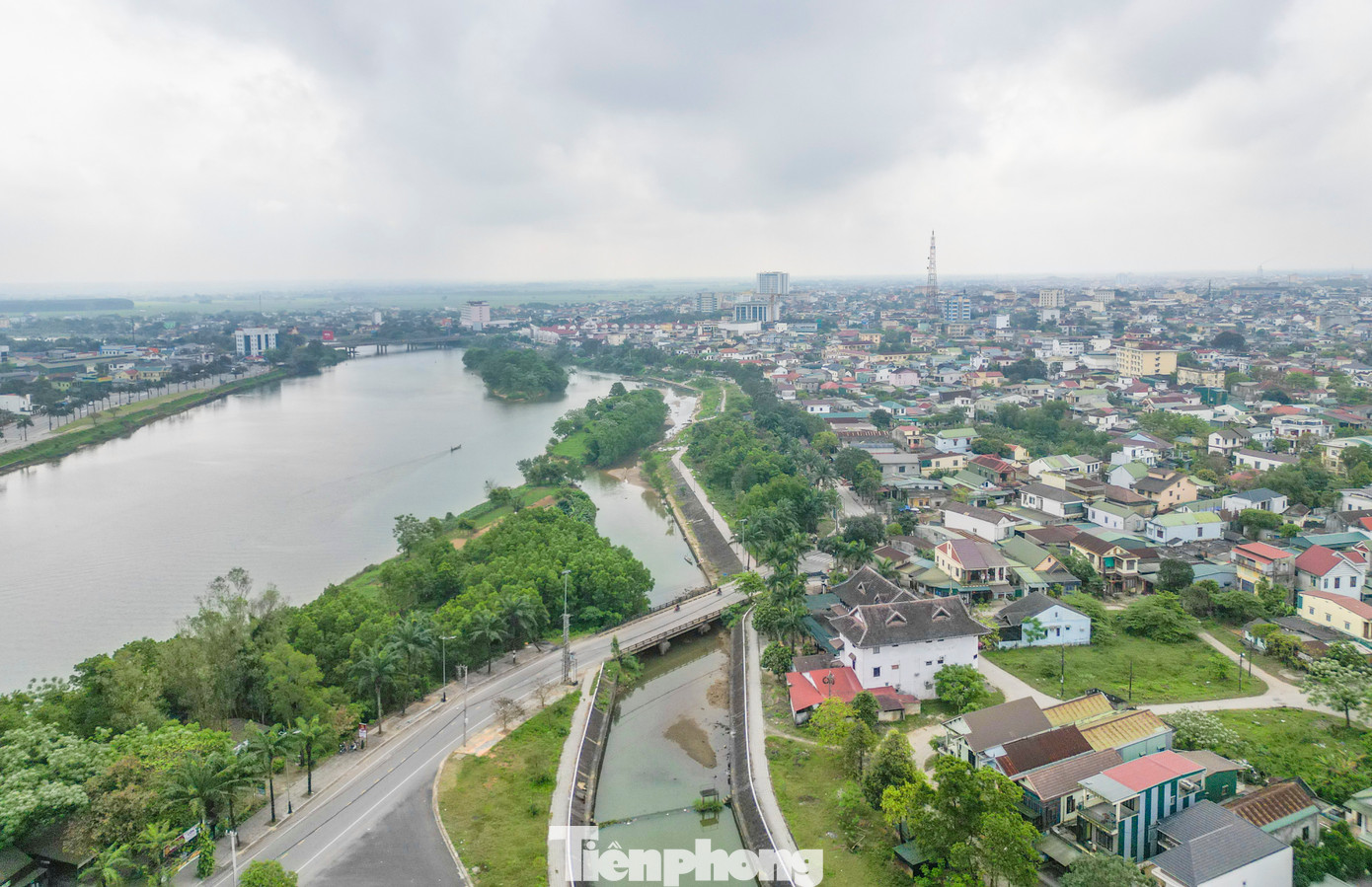Năm đó trên dòng sông Hiếu, đoạn gần ngã ba Gia Độ, quân và dân Đông Hà phối hợp với bộ đội địa phương dựng nên chiến lũy “Bạch Đằng giang” nhấn chìm nhiều tàu chiến Mỹ. Đặc biệt, quân ta vận dụng cách đánh truyền thống, sử dụng phương pháp cắm cọc tre, bùng nhùng tự tạo, dây thép gai, kết hợp với rải mìn, thả ngư lôi nhưng bắn cháy, đánh chìm 1 tàu tuần tiễu, 8 tàu vạn năng của Mỹ.