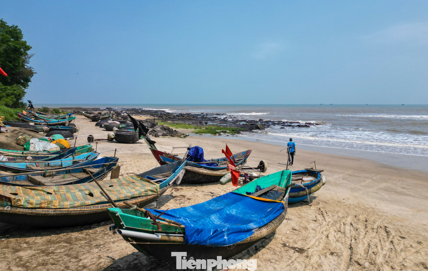 Cách Mũi Trèo không xa là bãi biển Cửa Tùng, nơi được mệnh danh là "Nữ hoàng bãi tắm". Cách Mũi Trèo không xa là bãi biển Cửa Tùng, nơi được mệnh danh là "Nữ hoàng bãi tắm".