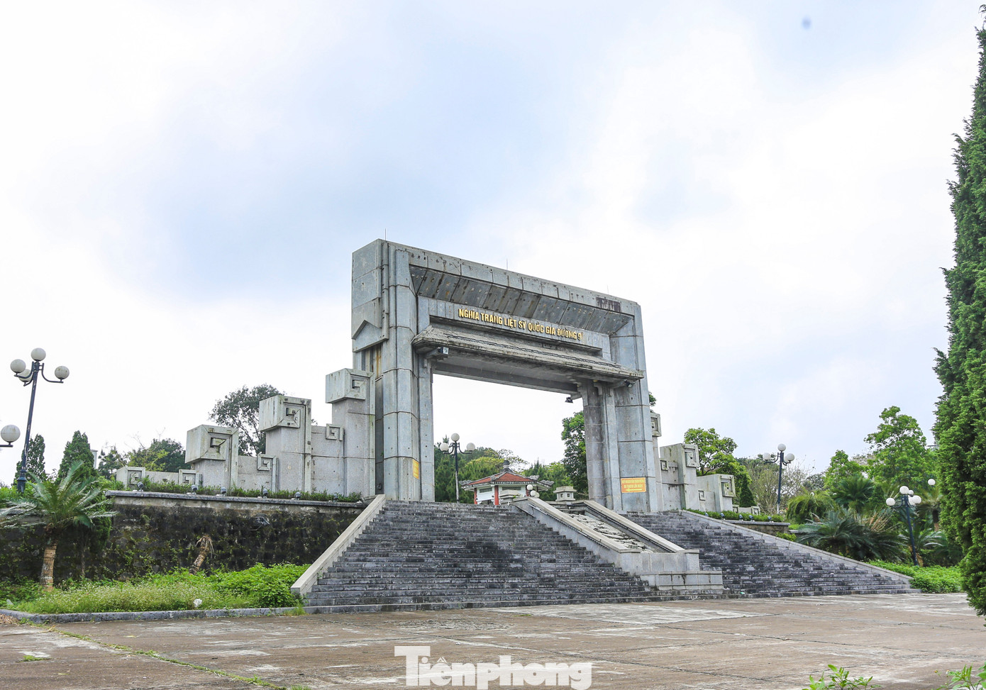 Bên cạnh đó, các runner còn chạy qua những địa danh lịch sử, như Nghĩa trang Đường 9 hay đường Hiền Lương, được lấy tên theo cây cầu trên sông Bến Hải từng một thời chia cắt đất nước thành hai miền nam bắc.