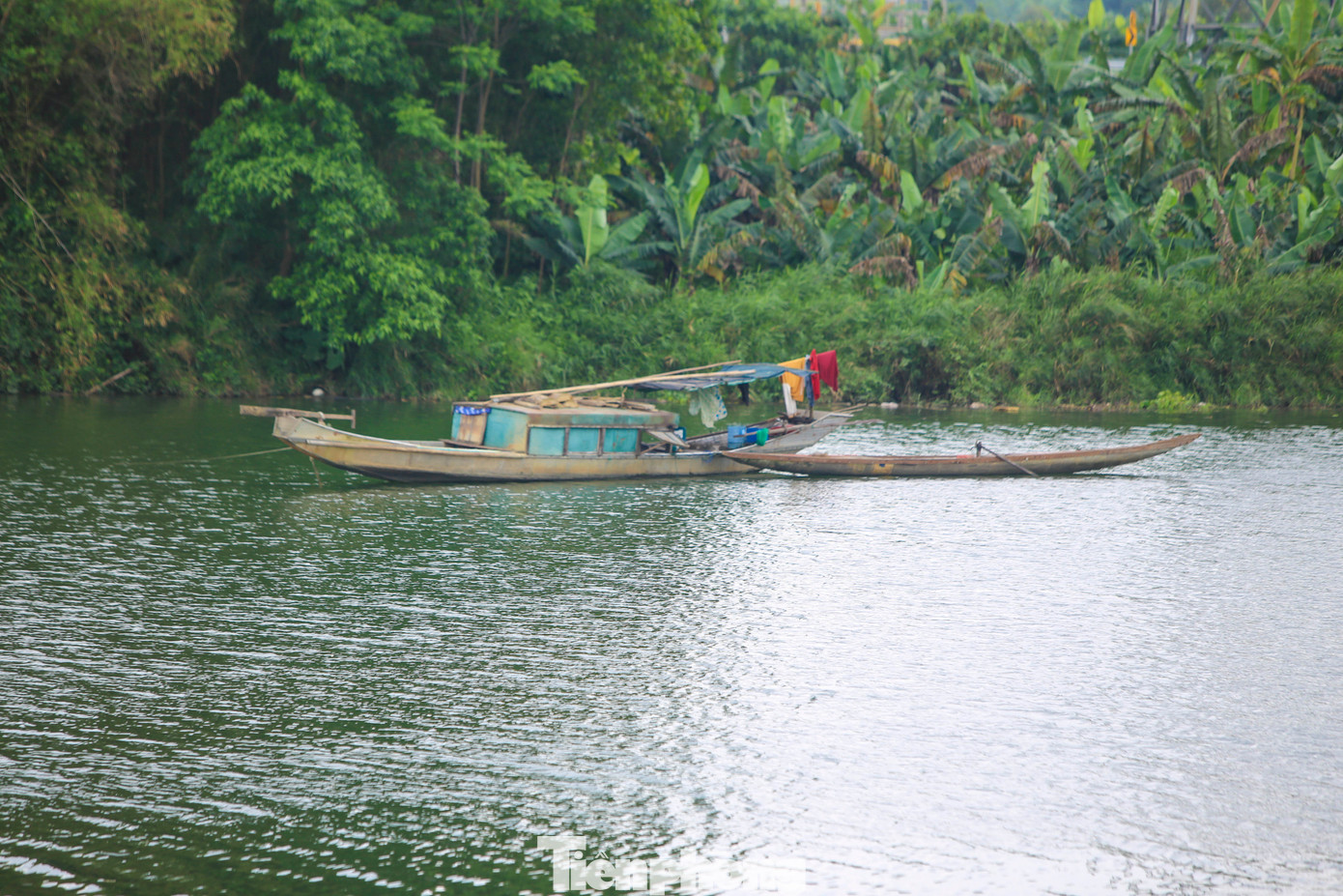 Trong sự phát triển mạnh mẽ của thành phố năng động, vẫn có thể bắt gặp những khoảnh khắc yên bình đến lạ trên sông Hiếu.