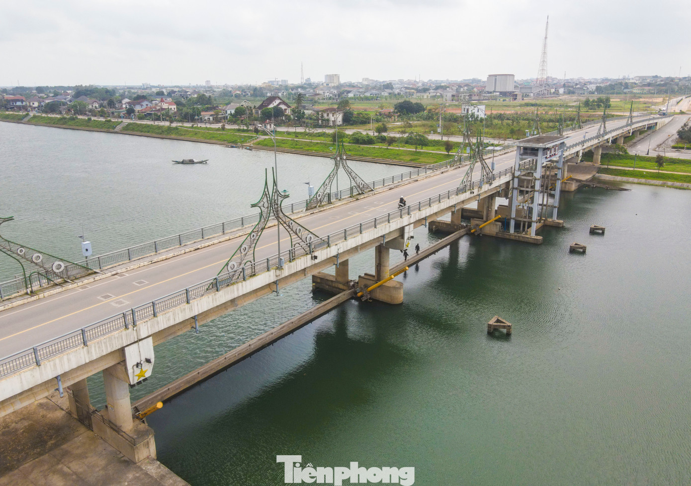 Cầu 28 tháng 4 là cầu kết hợp đập ngăn mặn sông Hiếu. Tên cầu nhằm kỷ niệm ngày giải phóng Đông Hà 28/4/1972, khi toàn bộ các cứ điểm và lực lượng quân sự của Việt Nam Cộng Hoà ở Đông Hà bị quân giải phóng tiêu diệt hoàn toàn, kết thúc gần 20 năm đấu tranh kiên cường và anh dũng của quân và dân Đông Hà.