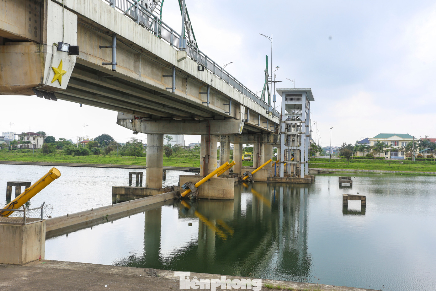 Ngoài ra còn cầu Đông Hà, Bạch Đằng, 28 tháng 4 và cầu Sông Hiếu.