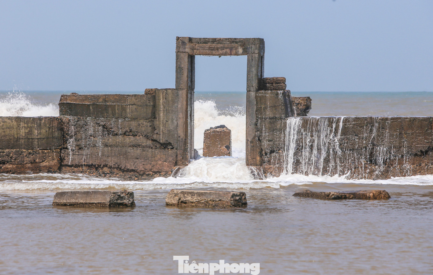 Những con sóng trắng xóa đập vào các bức tường bê tông của một công trình hoang phế tại Mũi Hàu tạo thêm sự độc đáo cho khung cảnh. Những con sóng trắng xóa đập vào các bức tường bê tông của một công trình hoang phế tại Mũi Hàu tạo thêm sự độc đáo cho khung cảnh.