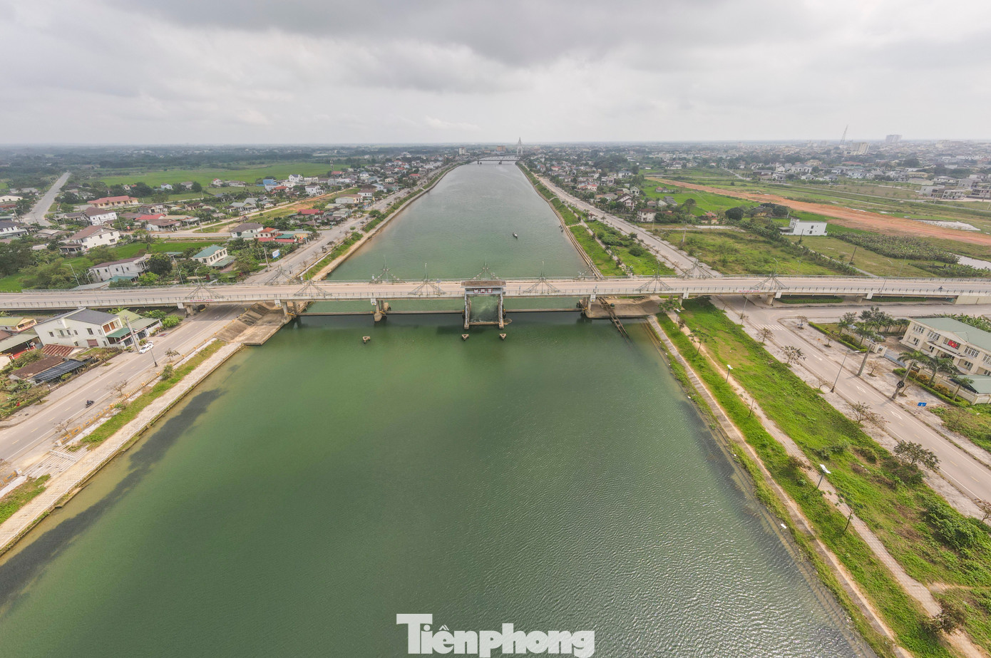 Ngày nay, hai bên bờ sông Hiếu là sự trù phú và tràn đầy sức sống. Những cây cầu bắc qua sông không chỉ kết nối giao thông mà còn tạo nên sự kết nối hài hòa, bền vững của cấu trúc “thành phố bên sông”.