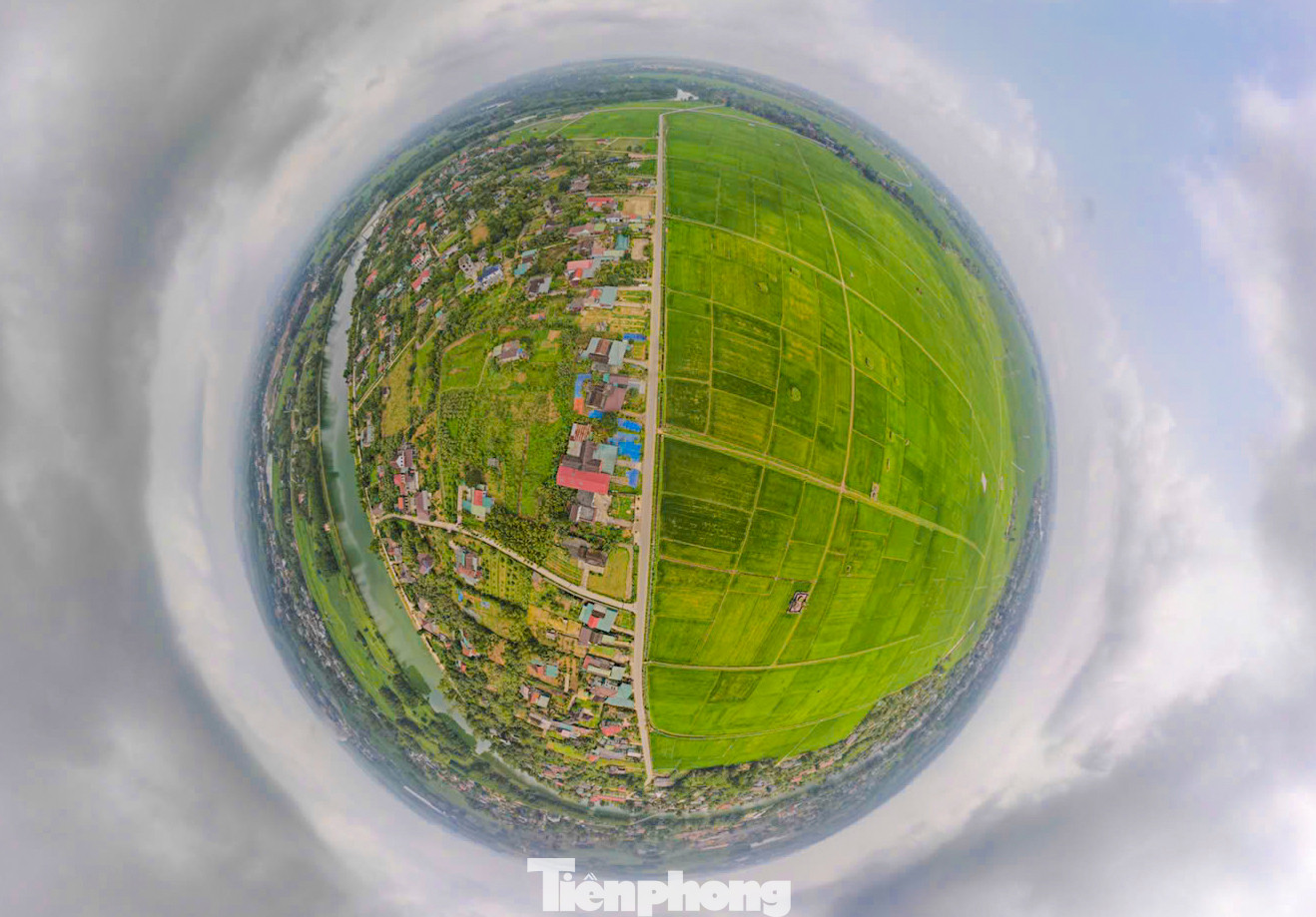 Sẽ không ngạc nhiên nếu các vận động viên nhận được sự chào đón của bà con Quảng Trị, tương tự những năm trước tại Lai Châu hay Phú Yên. Tình cảm nồng hậu của bà con nhân dân với Tiền Phong Marathon là nét đặc sắc, làm nên thương hiệu giải đấu.