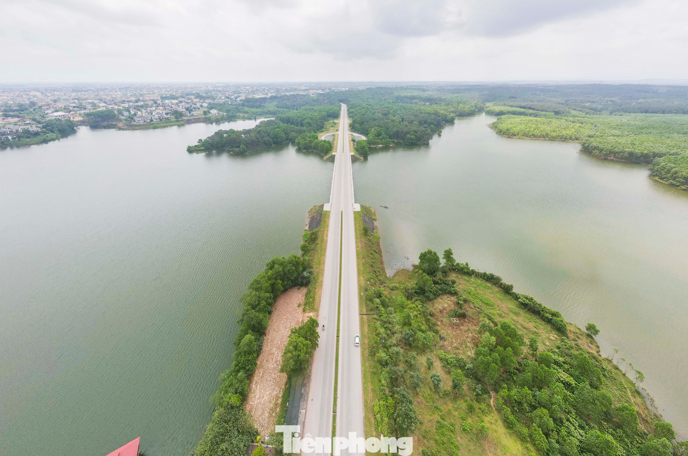 Đường Lê Thánh Tông cắt ngang hồ Khe Mây bởi cầu Khe Mây. Đây cũng là cây cầu đầu tiên các runner chạy qua khi tham dự Tiền Phong Marathon 2025.