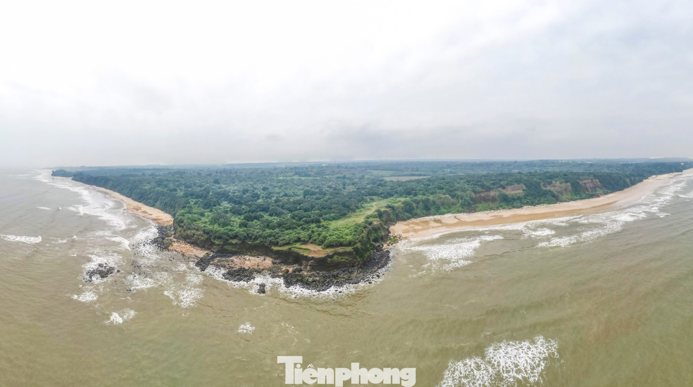 Quảng Trị là một tỉnh có bờ biển dài 75 km với rất nhiều bãi tắm, cảnh quan đẹp. Những bờ cát trắng trải dài, nước biển xanh trong cùng những hàng phi lao là nét đặc trưng nơi đây. Quảng Trị là một tỉnh có bờ biển dài 75 km với rất nhiều bãi tắm, cảnh quan đẹp. Những bờ cát trắng trải dài, nước biển xanh trong cùng những hàng phi lao là nét đặc trưng nơi đây.