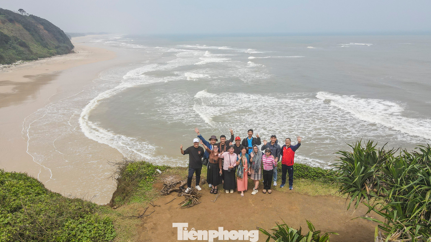 Một điểm đặc biệt của Mũi Trèo, tương tự nhiều nơi khác tại Quảng Trị, đó là khung cảnh hoàn toàn tự nhiên, chưa chịu ảnh hưởng bởi con người và bị thương mại hóa. Một điểm đặc biệt của Mũi Trèo, tương tự nhiều nơi khác tại Quảng Trị, đó là khung cảnh hoàn toàn tự nhiên, chưa chịu ảnh hưởng bởi con người và bị thương mại hóa.