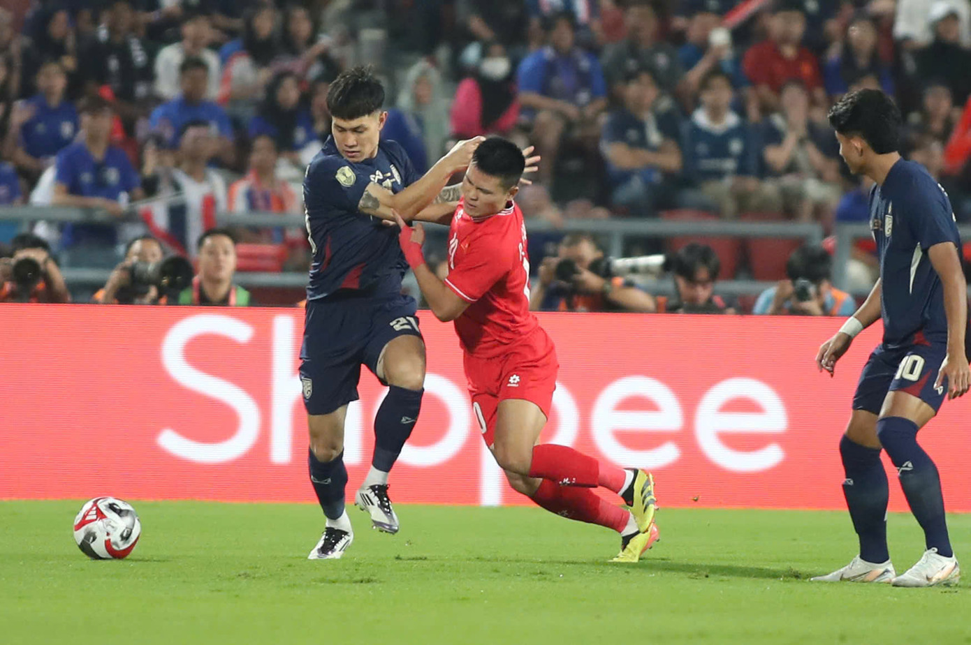 Các chàng trai áo đỏ đã chiến đấu với quyết tâm tột cùng và tạo ra bàn thắng sớm. (Ảnh: Ngọc Tú) Các chàng trai áo đỏ đã chiến đấu với quyết tâm tột cùng và tạo ra bàn thắng sớm. (Ảnh: Ngọc Tú)