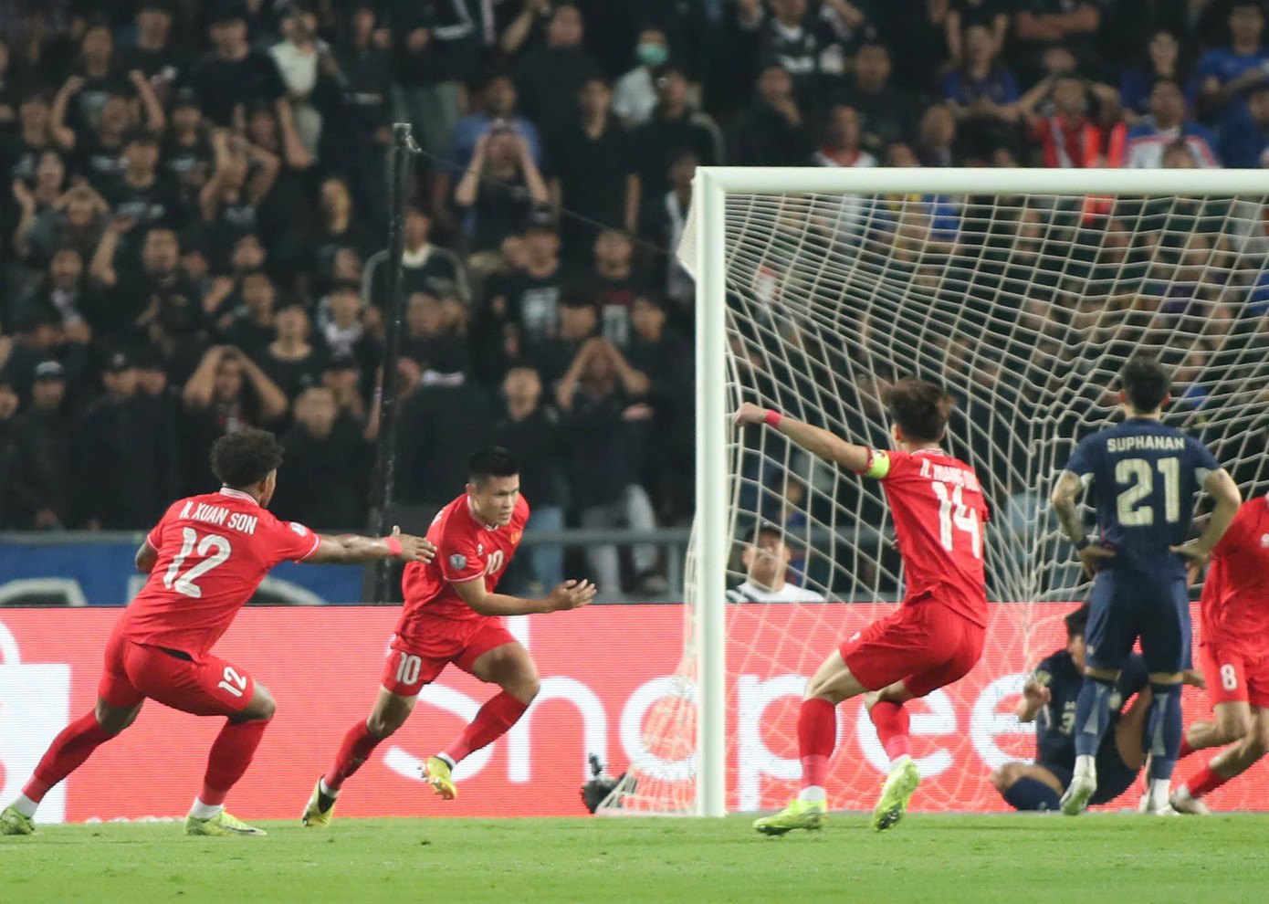 Các chàng trai áo đỏ đã chiến đấu với quyết tâm tột cùng và tạo ra bàn thắng sớm. (Ảnh: Ngọc Tú) Các chàng trai áo đỏ đã chiến đấu với quyết tâm tột cùng và tạo ra bàn thắng sớm. (Ảnh: Ngọc Tú)