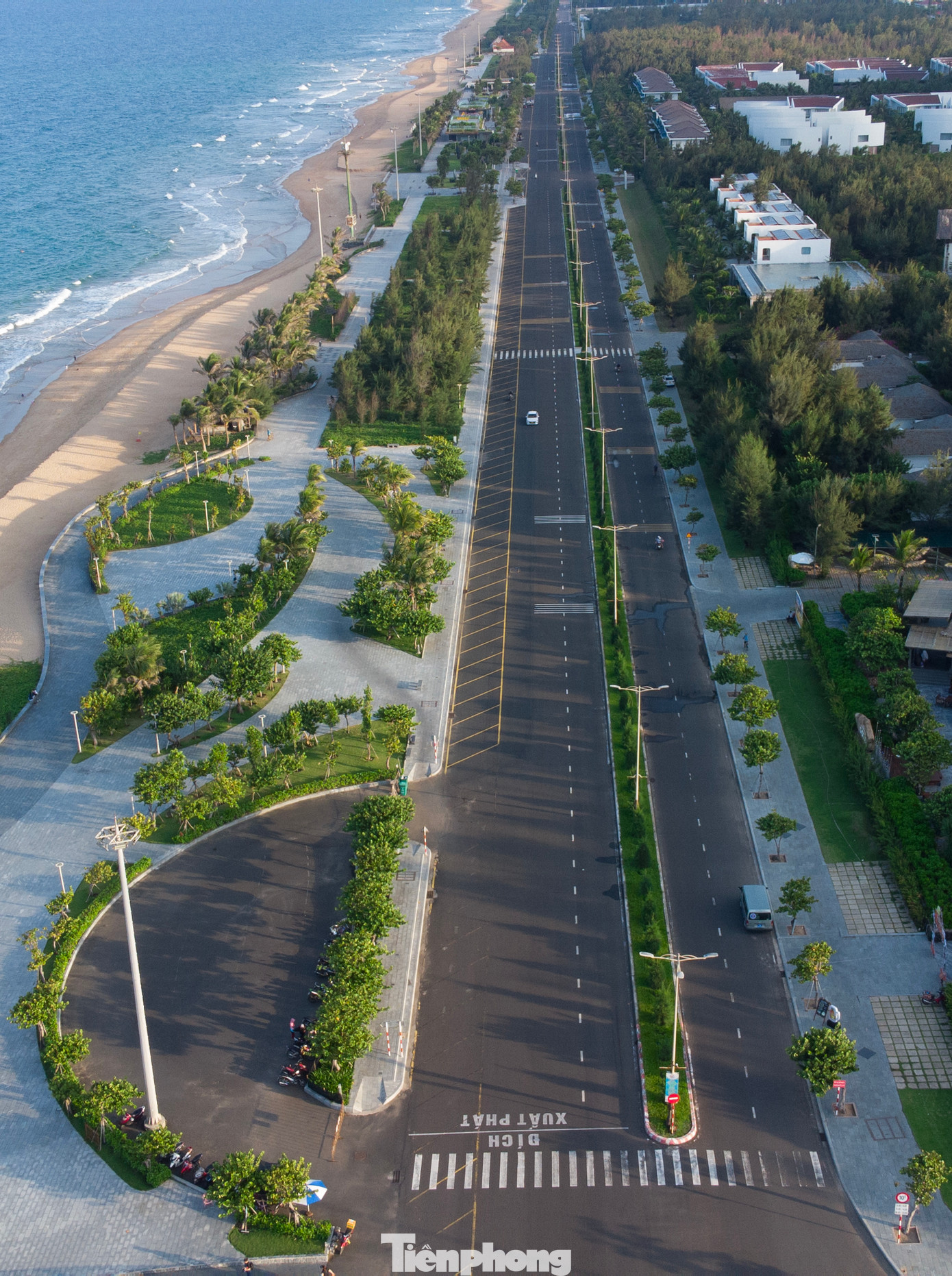 Đại lộ thênh thang, đường đi bộ lát đá granit cùng với hàng phi lao, dừa, cọ, phong ba... kết hợp với dải cát dài uốn lượn theo từng con sóng vỗ, tất cả khiến đường ven biển thật nên thơ.