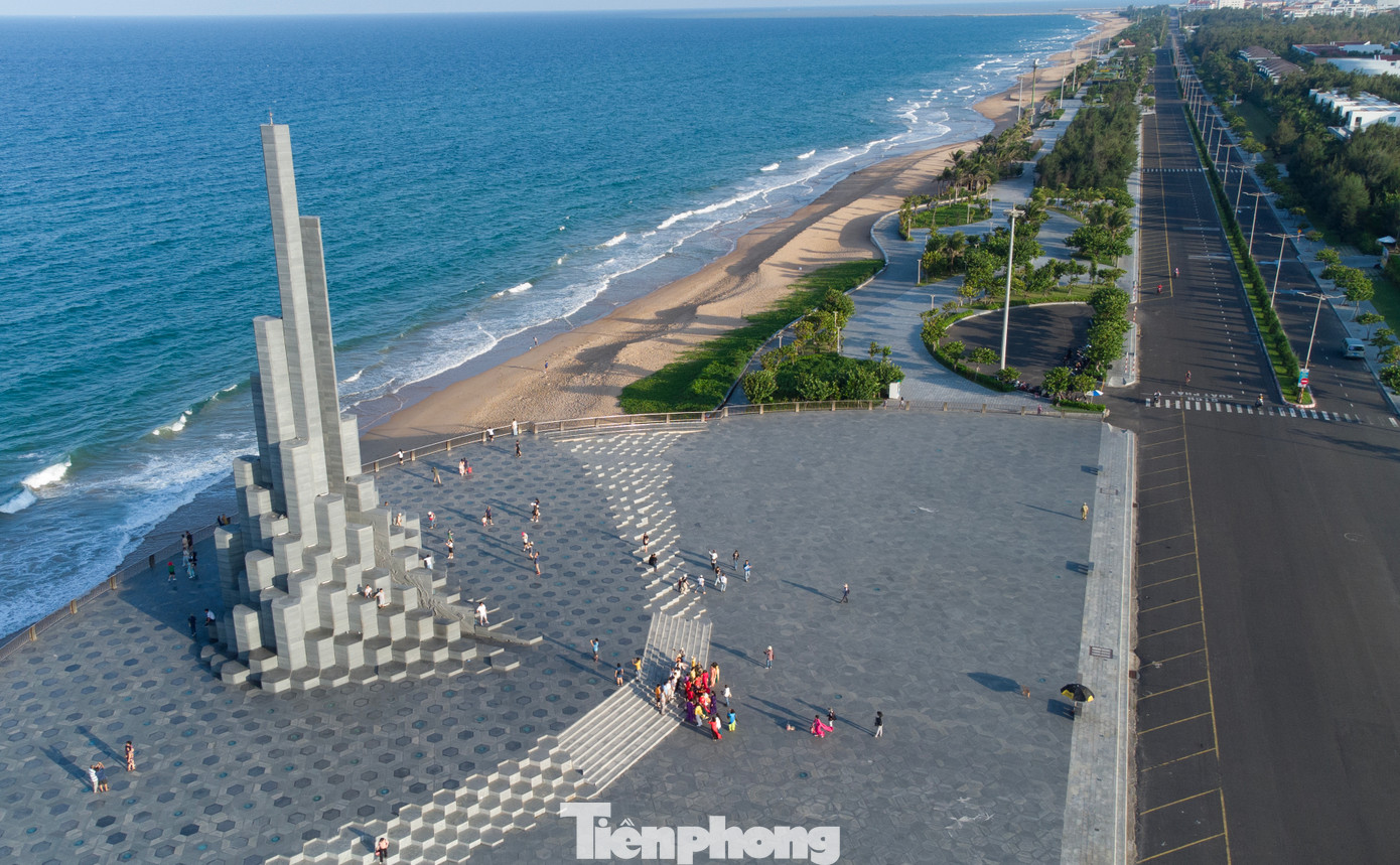 Tháp Nghinh Phong là một điểm nhấn đặc biệt trong hệ thống cảnh quan chung.