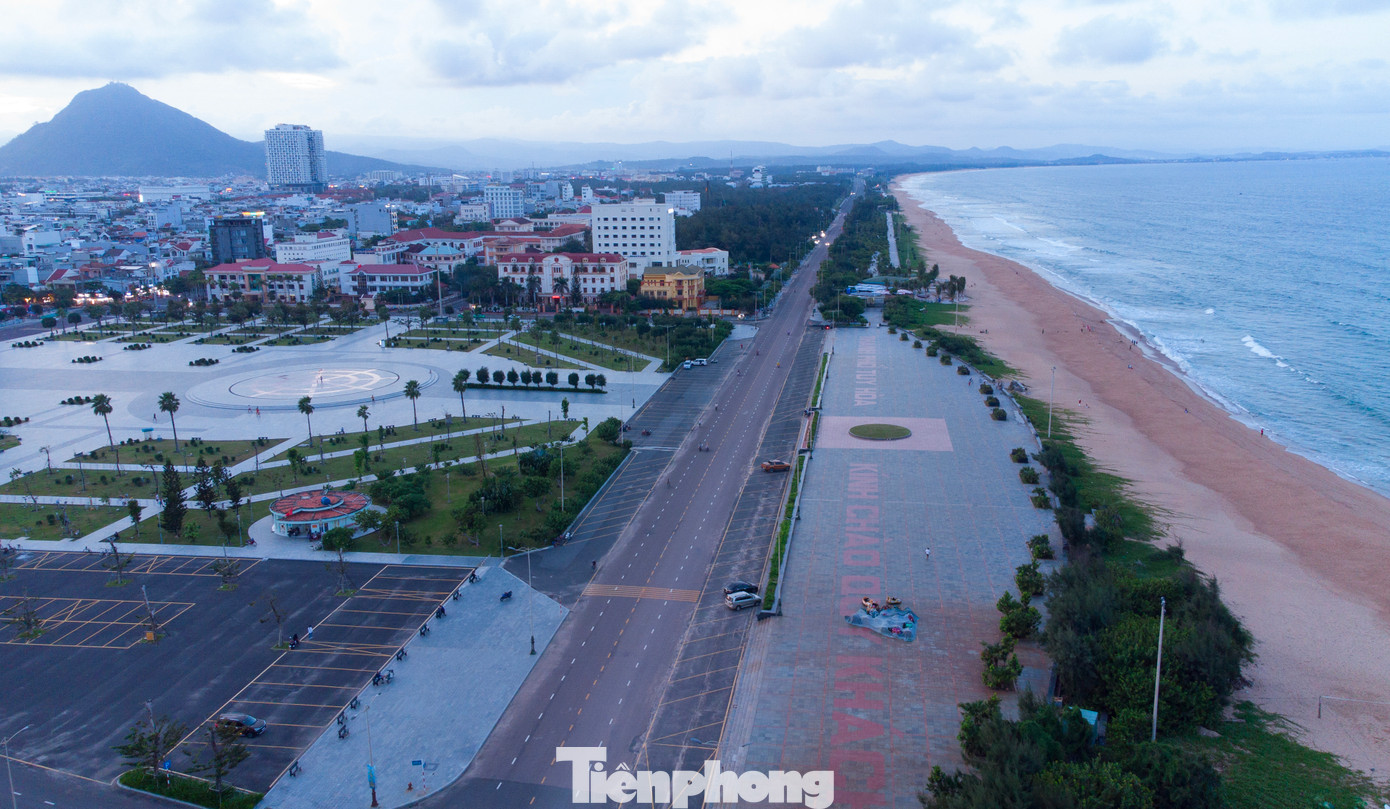 Ngoài khu vực rộng lớn, là nơi vui chơi giải trí và tổ chức các sự kiện lớn của tỉnh, Quảng trường 1/4 còn bao gồm hệ thống nhạc nước hiện đại ở khu vực vườn hoa. Khi kết hợp với âm thanh, ánh sáng, đài phun nước âm sàn sẽ tạo ra một không gian sống động và lung linh huyền ảo