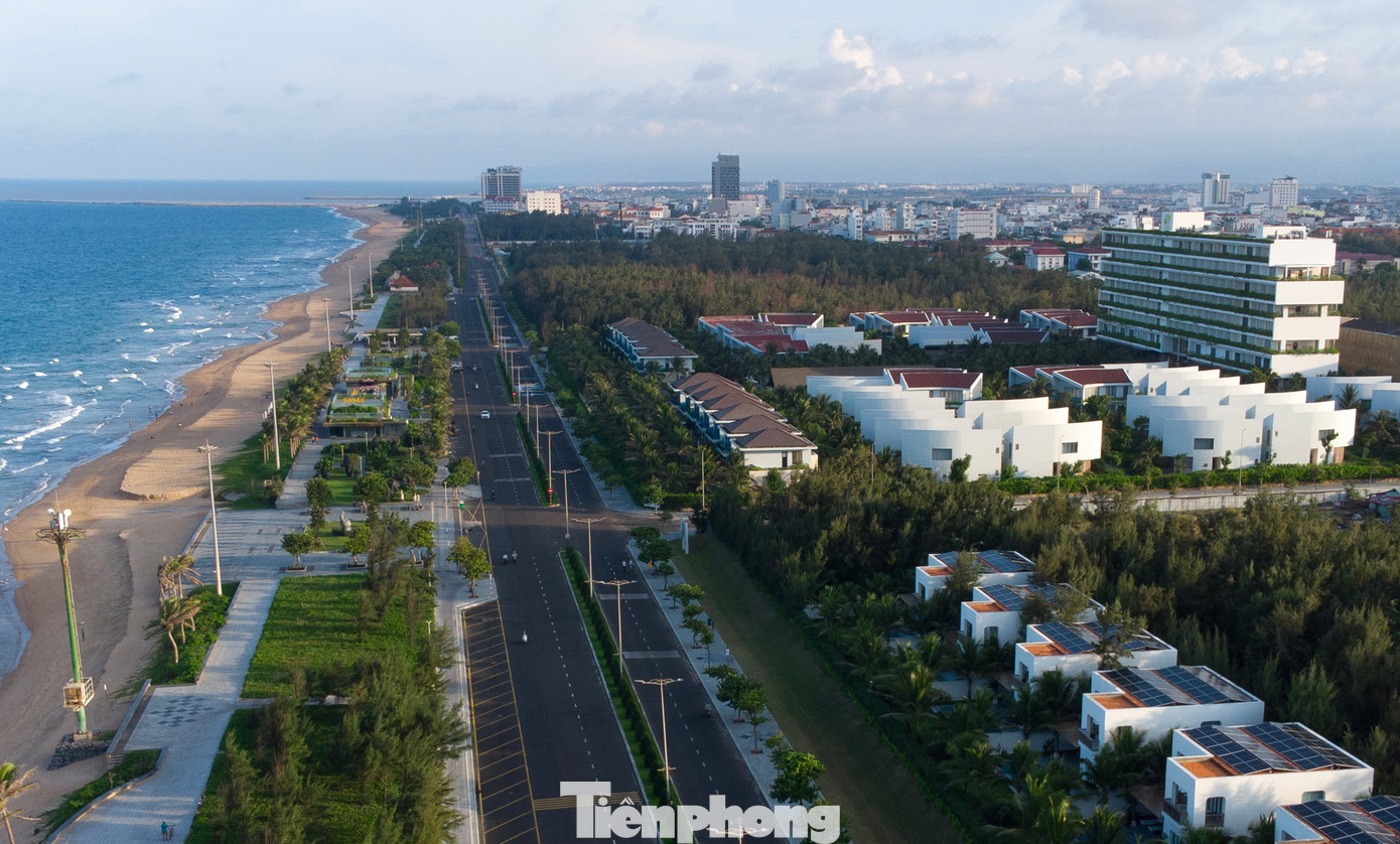 Phú Yên đang triển khai dự án đường bộ chạy ven biển dài trên 132 km, từ sông Cầu qua vịnh Xuân Đài, đến cầu An Hải bắc qua đầm Ô Loan rồi tới Tuy Hòa, nối vào đường Độc Lập với các công viên ven biển, sau đó tới Đông Hòa, vịnh Vũng Rô và hầm đèo Cả.